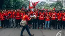 Ratusan orang membentuk barisan saat melakukan aksi menolak kenaikan harga BBM di depan Istana Merdeka, Jakarta, Selasa (11/11/2014)(Liputan6.com/Faizal Fanani)