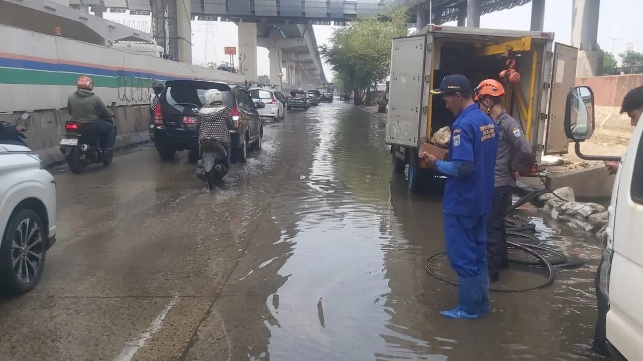 Kondisi Jalan RE Martadinata, Tanjung Priok, Jakarta Utara pasca terdampak banjir rob. Di mana, air berangsur surut.