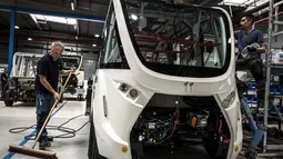 Pekerja menyelesaikan perakitan sebuah bus tanpa pengemudi di pabrik NAVYA di Bron dekat Lyon, Prancis (23/4). (AFP/Jean-Phoilippe Ksiazek)