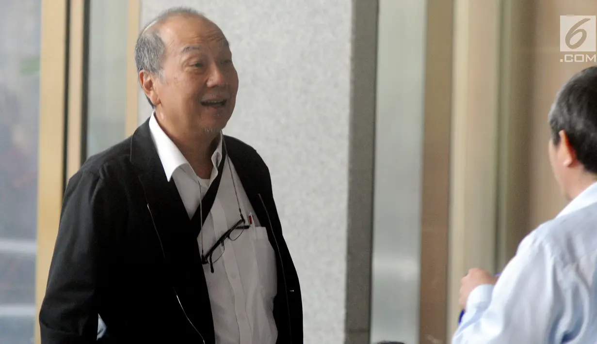 Dirut PT SMART Tbk, Jo Daud Dharsono bersiap menjalani pemeriksaan di gedung KPK, Jakarta, Rabu (5/12). Jo Daud diperiksa sebagai saksi terkait kasus dugaan suap terhadap anggota DPRD Kalimantan Tengah (Kalteng). (Merdeka.com/Dwi Narwoko)