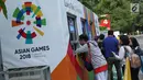 Beberapa calon penonton seremoni pembukaan Asian Games 2018 mengantri melakukan penukaran tiket jelang masuk kawasan GBK, Jakarta, Sabtu (18/8). Asian Games 2018 akan berlangsung hingga 2 September, mendatang. (Liputan6.com/Helmi Fithriansyah)