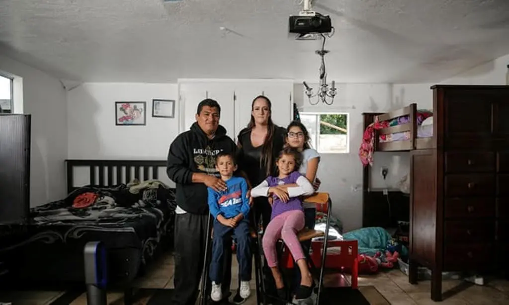 Victor, 29, dan Nicole, 26, berpose dengan anak-anak mereka, digarasi yang disulap jadi rumah di Menlo Park, California. (Andrew Burton untuk Guardian)