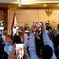 Terdakwa Bahar bin Smith meneriakkan merdeka usai vonis dibacakan di ruang persidangan. (Foto: Liputan6.com/Huyogo Simbolon)
