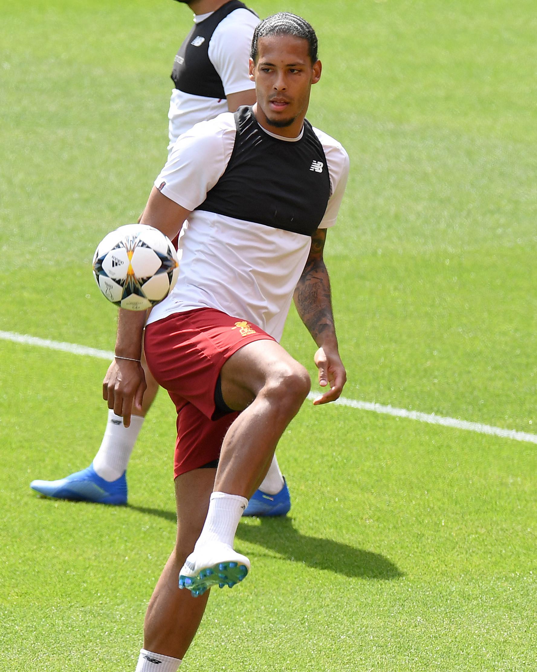 Bek Liverpool, Virgil van Dijk berusaha mengontrol bola saat sesi pelatihan di stadion Anfield, Inggris (21/5). Final Liga Champions antara Liverpool dan Real Madrid akan berlangsung di Stadion NSC Olimpiyskiy di Kiev. (AFP Photo/Paul Ellis)