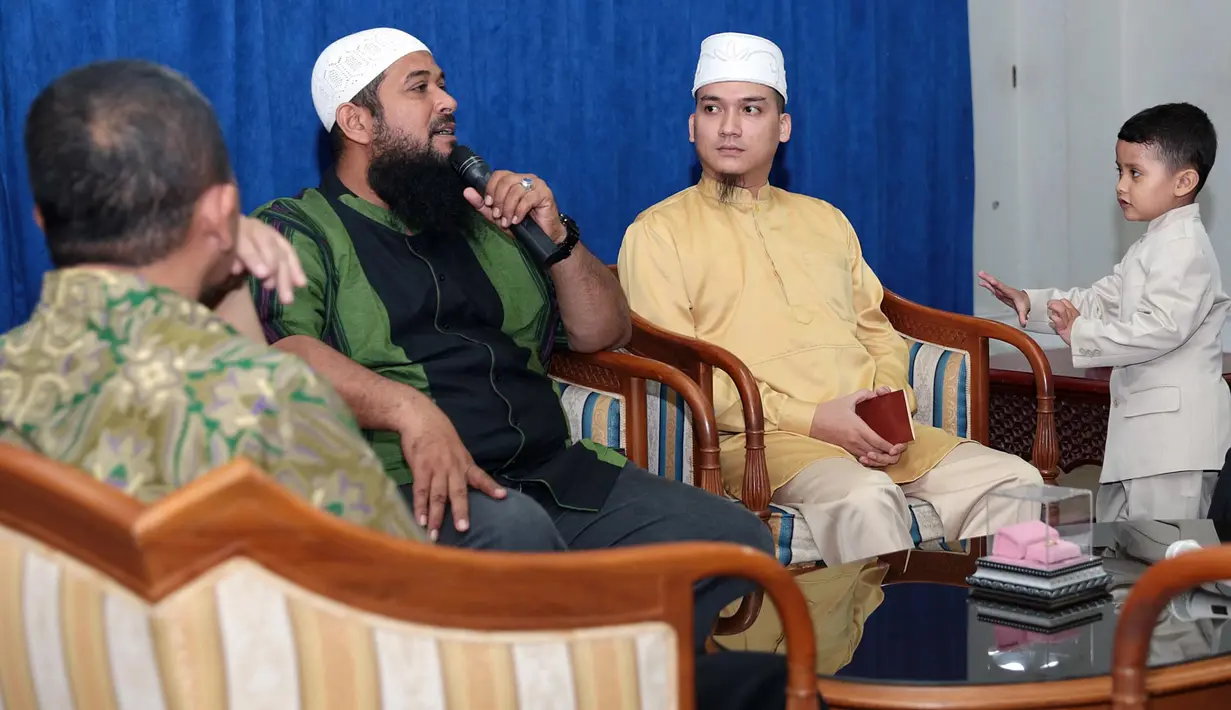 Mantan kekasih Marshanda ini telah memutuskan untuk mengakhiri masa lajangnya dan menikahi Kamilia. Berbeda dengan pernikahan pada umumnya, Egi dan sang istri memiliki pernikahan Syar’i. (Deki Prayoga/Bintang.com)