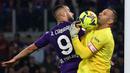 Kiper Inter Milan, Samir Handanovic (kanan) berebut bola dengan pemain Fiorentina, Arthur Cabral pada laga Coppa Italia di Stadio Olimpico, Roma, 24 Mei 2023. (AFP/Isabella Bonotto)