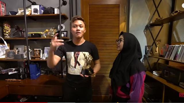 Membongkar Isi Kamar Industrialis Rizky Febian yang Super 