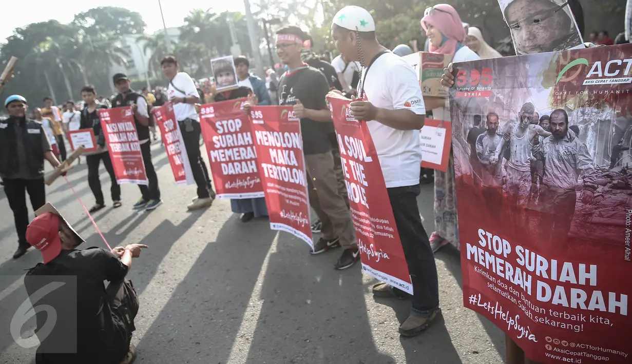 Aksi Cepat Tanggap menggelar aksi solidaritas peduli Suriah bertema 'Stop Suriah Memerah Darah' di car free day Bundaran HI, Jakarta, Minggu (8/5). Aksi ini kembali dilakukan setelah ada pemboman di Aleppo beberapa waktu lalu. (Liputan6.com/Faizal Fanani)