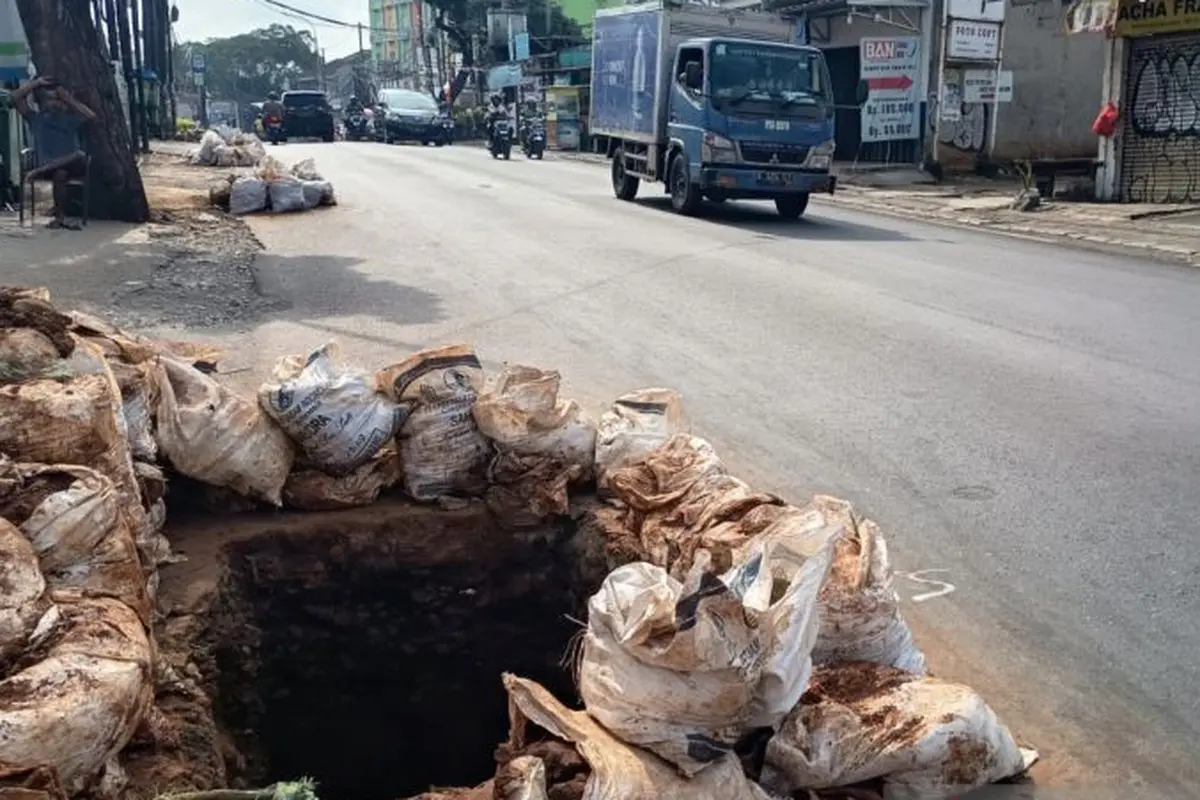 Deretan galian di Jalan Raya Pondok Gede, Pinang Ranti, Jakarta Timur, Rabu (4/2/2026) (ANTARA)