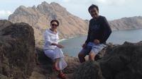 Mantan Gubernur DKI Jakarta, Djarot Saiful Hidayat dan istri, Happy Farida berpose saat berlibur di Pulau Padar, Taman Nasional Komodo, NTT (17/10). Djarot dan keluarga menikmati liburan bersama kemarin Senin. (instagram/@happydjarot)