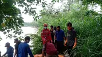 Proses evakuasi jasad pria berpakaian lengkap yang ditemukan mengambang di Sungai Cisadane, Kota Tangerang, Banten, Jumat (30/10/2020). (Liputan6.com/Pramita Tristiawati)