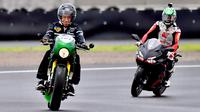Jokowi, yang menumpangi sepeda motor berwarna hijau 'RI 1', terlihat melaju pertama kali dari garis start diikuti peserta lainnya. (Istana Kepresidenan/Agus Suparto)