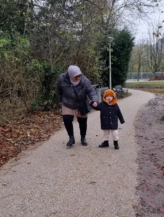<p>Setelah beberapa bulan lalu ketemu di Jakarta, kali ini ibunda Shireen dan Zaskia itu bisa bermain dengan cucu bungsunya di Belanda. Momen bahagia Fanny Bauty akhirnya bisa bermain dengan cucu. [Instagram/fenny.bauty]</p>