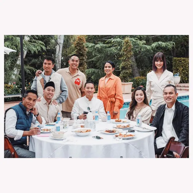 [Fimela] Momen liburan Nia Ramadhani bersama keluarga besar di Amerika Serikat