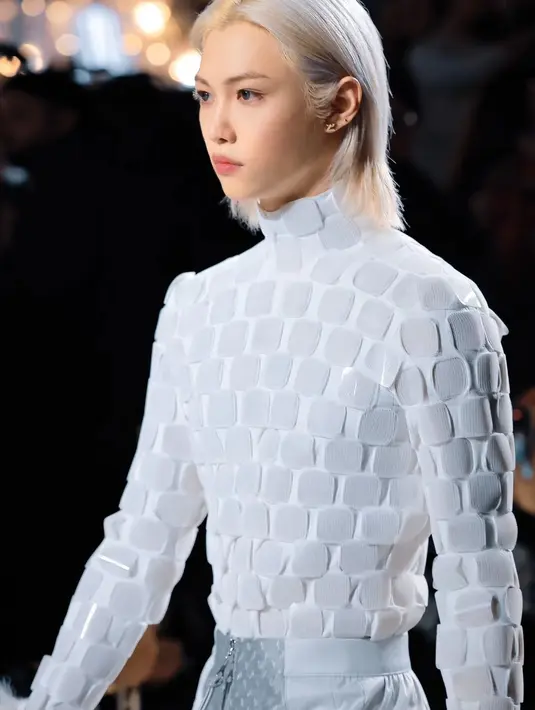 Rambutnya dicat pirang platinum, menambah kesan dingin pada keseluruhan penampilan Felix di atas runway. [Foto: Instagram/lixiessmoile]