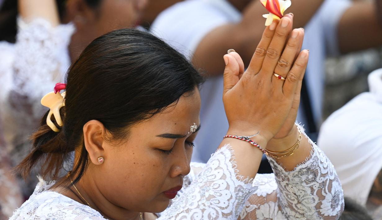 Seorang wanita Bali berdoa di sebuah pura untuk merayakan Galungan di Denpasar, Bali, pada tanggal 25 September 2024. (SONNY TUMBELAKA/AFP)