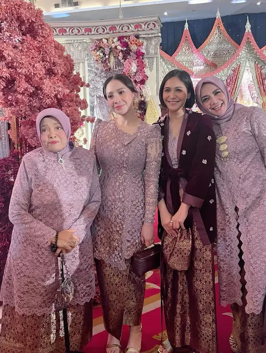 Tampak Nagita pun membawa handbag maroon leather dari Loro Piana. Rambutnya pun ditata sanggul ke belakang dengan poni belah dua.  [@rieta_amilia]