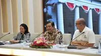 Direktur Jenderal Amerika dan Eropa Duta Besar Umar Hadi (tengah) dalam konferensi pers mengenai INALAC Business Forum 2024, Jakarta, Selasa (27/8/2024). (Dok. Kemlu RI)