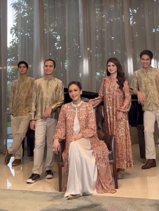 Tissa Biani tampil mengenakan dress coral bermotif serasi dengan Maia, Al, El, dan kekasihnya Dul. Gaya rambutnya panjang terurai dengan poni sampingnya. [@tissabiani]