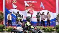 TNI-Polri membagikan paket sembako untuk warga Jatim terdampak PPKM. (Dian Kurniwan/Liputan6.com)