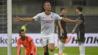 Pemain Sevilla, Luuk de Jong, melakukan selebrasi usai mencetak gol ke gawang Manchester United pada laga semifinal Liga Europa di Stadion RheinEnergie, Senin (17/8/2020). Sevilla menang 2-1 atas Manchester United.  (Ina Fassbender/Pool Via AP)