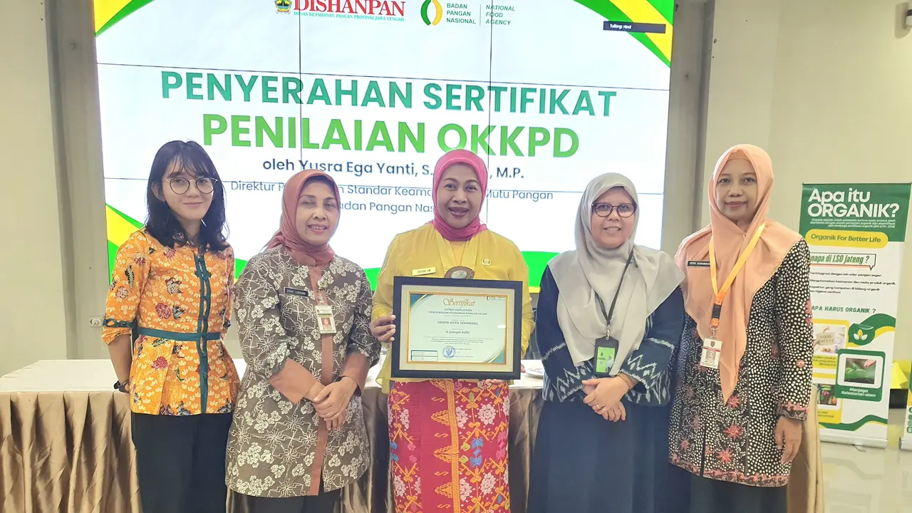 Kepala Dinas Ketahanan Pangan Kota Semarang, Endang Sarwiningsih mewakili wali kota Semarang, Hevearita Gunaryanti Rahayu menerima sertifikat penilaian OKKPD kota dengan skor tertinggi se-Jawa Tengah. (Foto: Liputan6.com/ Felek Wahyu)