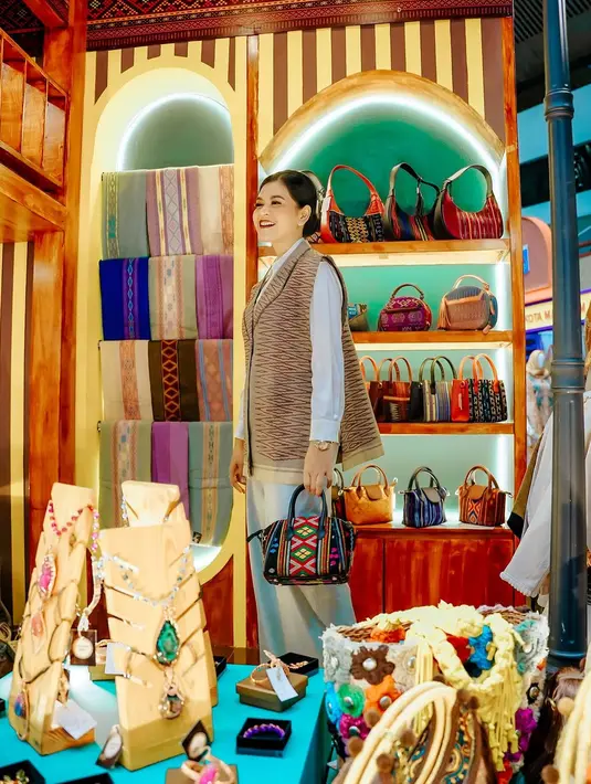 Kahiyang Ayu menjadi contoh bagaimana wastra bisa dipadukan dalam outfit sehari-hari tanpa terlihat kuno. Dengan pemilihan potongan busana yang modern dan pemaduan warna yang pas, kain tradisional bisa menjadi bagian dari gaya hidup generasi muda. [@ayanggkahiyang].