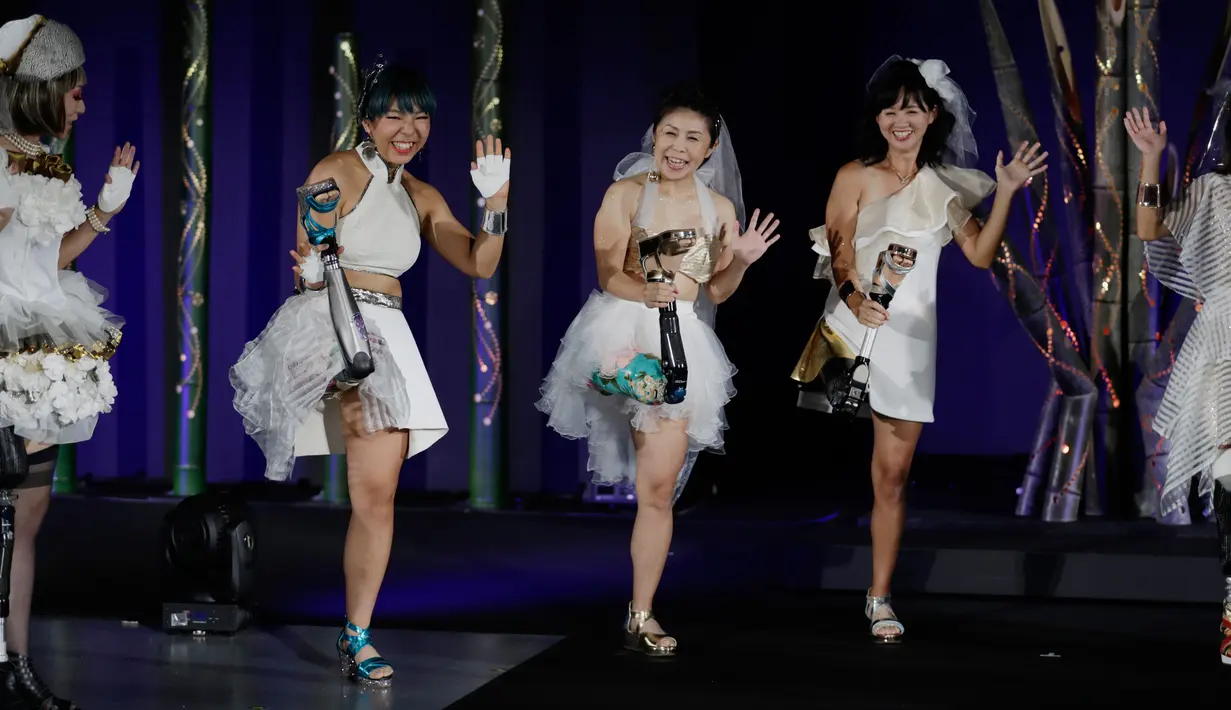 Sejumlah atlet paralympian, Kaede Maegawa, Hitomi Onishi dan Sayaka Murakami berpose pada akhir fashion show bertajuk "Amputee Venus Show" di Tokyo, Selasa (25/8/2020). Acara tersebut menandai pembukaan Paralympic Games yang ditunda hingga 24 Agustus 2021 mendatang. (AP Photo/Hiro Komae)