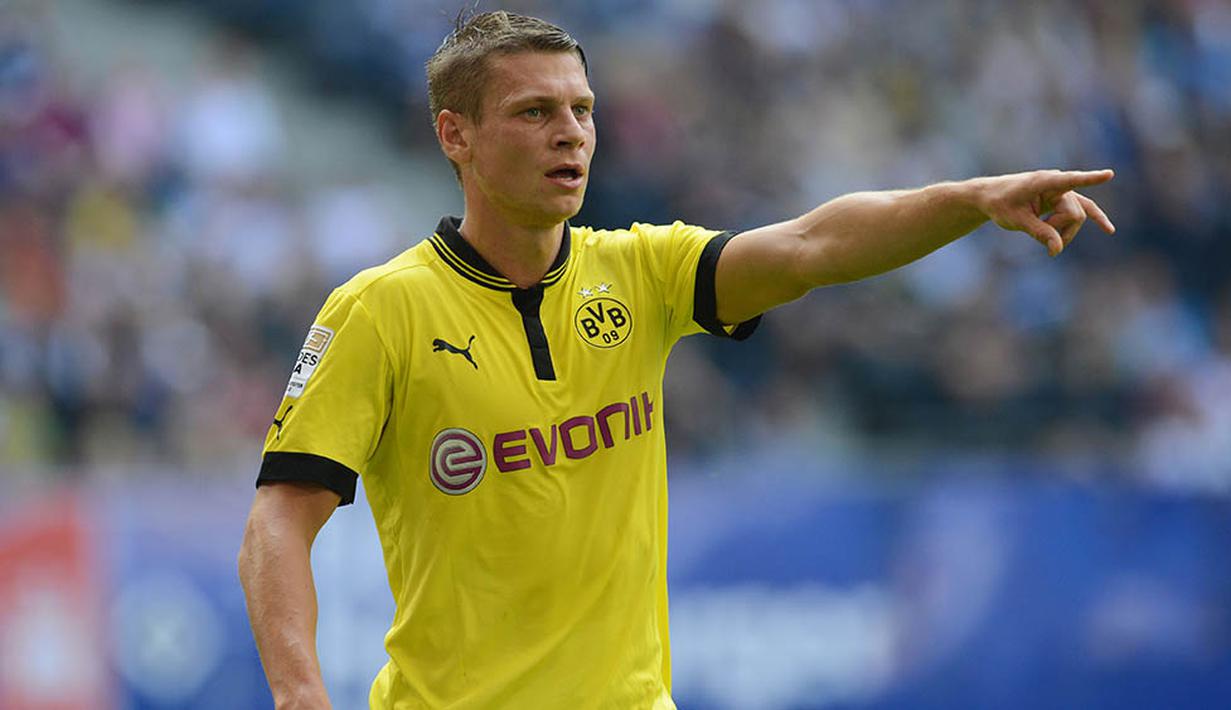 10. Lukasz Piszczek - Gabung pada musim 2010/2011 secara gratis. Dirinya menjadi pilihan utam Klopp untuk menyisir sisi kanan dari Dortmund dan menjadi salah satu talenta terbaik di Bundesliga. (AFP/Christof Stache)