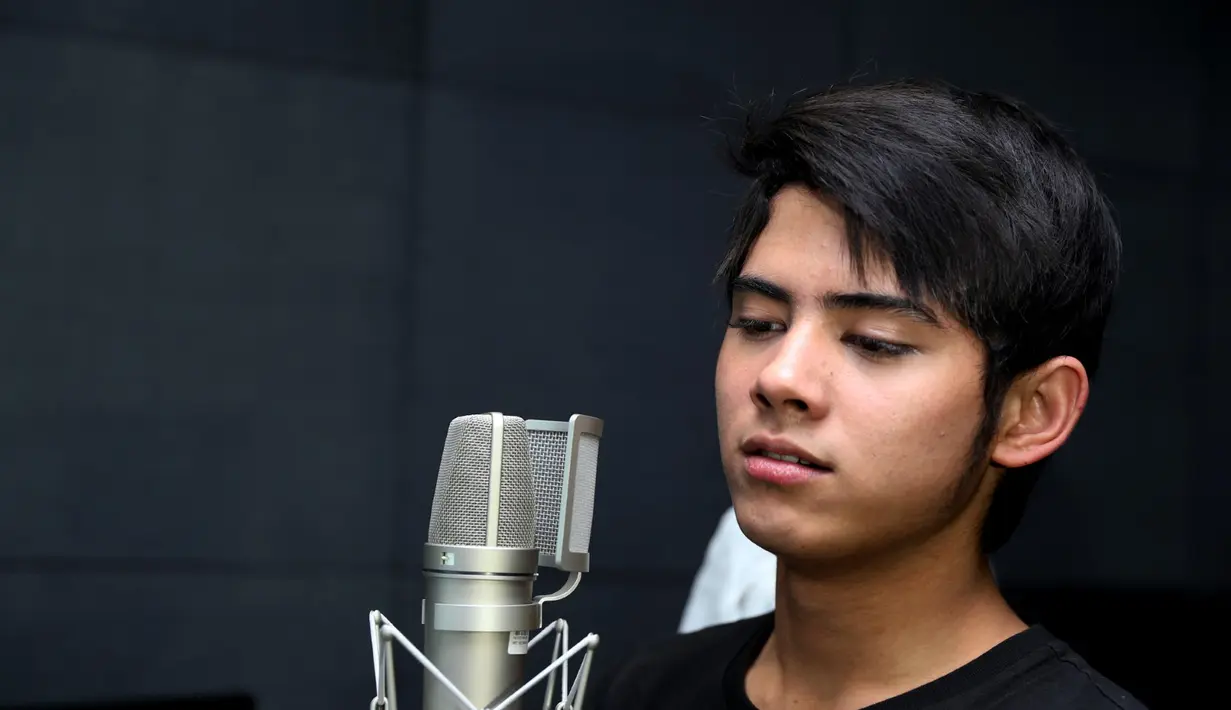 Aliando dan Prilly tak bisa lagi bersama pada malam puncak SCTV Awards 2015. Sebab Prilly Latuconsina yang hampir selalu lengket dengna Aliando akan tampil bersama CJR. (Andy Masela/Bintang.com)