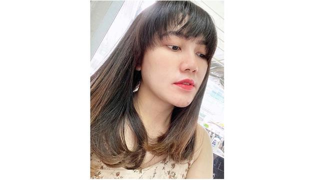Nah ini dia gaya rambut Via Vallen, ia terlihat lebih cantik dengan poni depan.