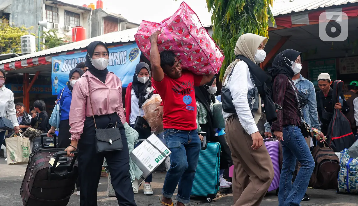 Pihak pengelola Terminal Kalideres akan menyiapkan 150 bus cadangan untuk mengantisipasi lonjakan penumpang menjelang puncak arus mudik Lebaran tahun ini. (Liputan6.com/Angga Yuniar)