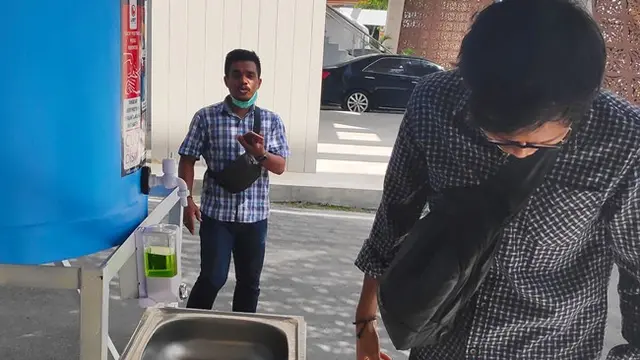 Tempat cuci tangan yang disediakan sebuah perkantoran di Pekanbaru bagi tamu yang datang.