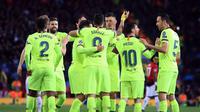 Para pemain Barcelona merayakan gol pembuka tim mereka ke gawang Manchester United pada leg pertama perempat final Liga Champions di Stadion Old Trafford, Rabu (10/4). Barcelona menang tipis 1-0 atas MU berkat bunuh diri Luke Shaw. (AP Photo/Jon Super)
