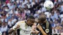 Bek Union Berlin, Leonardo Bonucci, duel udara dengan pemain Real Madrid, David Alaba, dalam matchday 1 Grup C Liga Champions 2023/2024, di Stadion Santiago Bernabeu, Madrid, Rabu (20/9/2023). Berkat aksi tangguhnya di lini pertahanan Union Berlin, Los Blancos hanya mampu menang dengan skor 1-0. (AFP/Oscar Del Pozo)