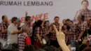 Warga berpose menunjukkan dua jari di Rumah Lembang, Jakarta, Kamis (24/11). Sejumlah warga dan selebriti memberikan dukungan dan menyampaikan keluhan kepada Cagub DKI Jakarta Basuki Tjahaja Purnama atau Ahok di Rumah Lembang (Liputan6.com/Gempur M Surya)