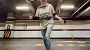 Tak hanya itu, lewat unggahan lain, ibu tiga anak ini kerap mengenakan celana jeans yang ketat. Kendati demikian potretnya tetap nyentrik saat mengenakan aneka hijab kekinian. (Liputan6.com/IG/@ollaramlan).