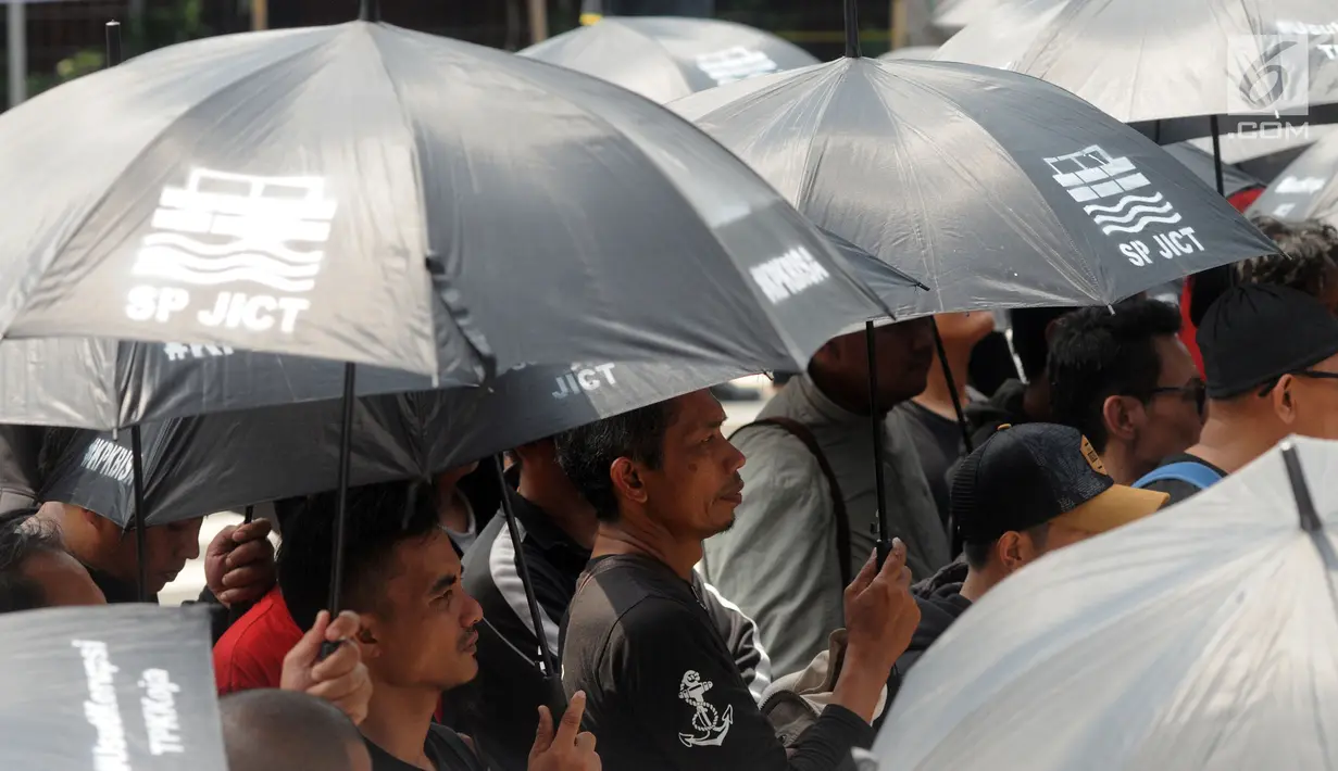 Massa Serikat Pekerja JICT dan FPPI berunjuk rasa di depan Gedung KPK, Jakarta, Selasa (18/12). Perpanjangan kontrak JICT kepada investor Hong Kong Hutchison Port diduga merugikan negara sekitar Rp 14,68 T. (Merdeka.com/Dwi Narwoko)