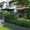 8 Ide Pagar Depan Rumah dari Kombinasi Besi Hollow dan Tanaman Rambat, Modern dan Asri