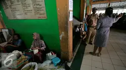 Teater berjudul 'Bank Pasar Rakyat' dimainkan di tengah Pasar Beringharjo dengan melibatkan paguyuban pedagang pasar kota Yogyakarta, Rabu (21/9).  (Liputan6.com/Boy Harjanto)