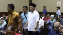 Bupati Lampung Tengah nonaktif, Mustafa bersiap menjalani sidang putusan di Pengadilan Tipikor, Jakarta, Senin (23/7). Sebelumnya, JPU KPK menuntut Mustafa dengan hukuman selama 4,5 tahun. (Liputan6.com/Helmi Fithriansyah)