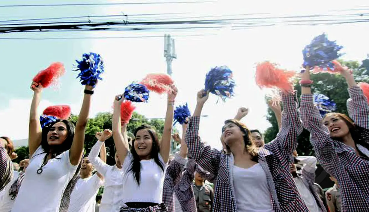 Dengan bergaya ala cheerleaders mereka bergabung bersama aliansi pendukung Jokowi Lainnya (Liputan6.com/Faizal Fanani)