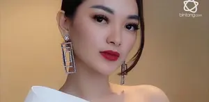 Di tempat yang berbeda, Zaskia Gotik juga melihat secara langsung prosesi akad nikah mantan tunangannya.