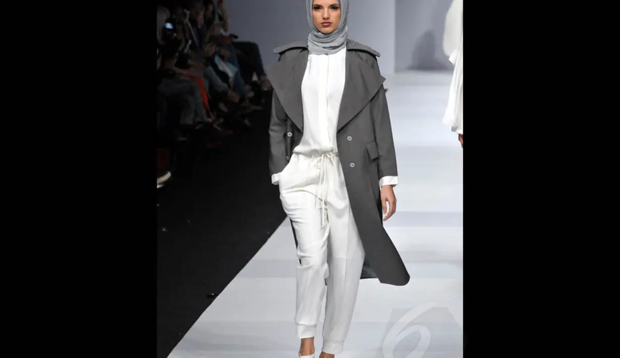 Etu menampilkan sosok wanita Muslim yang berjiwa kasual, cerdas, dan juga perhatian dengan mode, Jakarta, Sabtu (1/11/2014). (Liputan6.com/Panji Diksana)