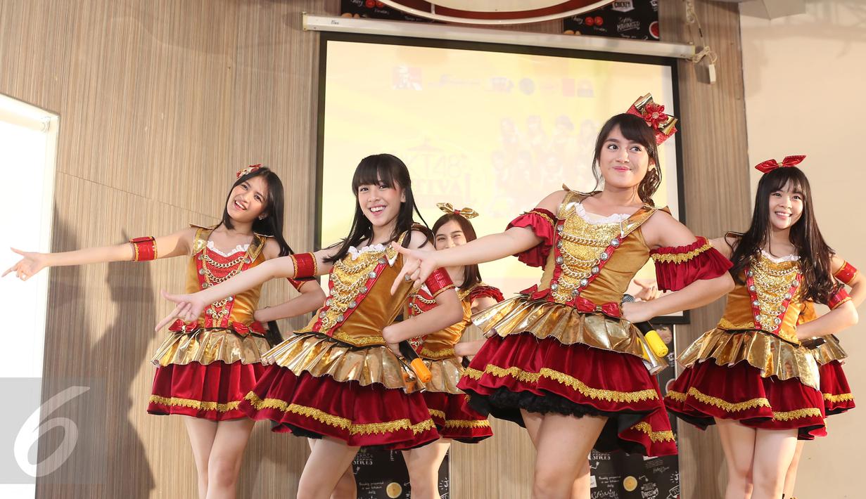 Aksi JKT48 seusai jumpa pres New Album Festival Greatest Hits JKT48 di kawasan Kemang, Jakarta, Rabu (22/2). Lewat album tersebut mereka memasukkan lagu yang telah akrab di telinga para Wotage (sebutan fans). (Liputan6.com/Herman Zakharia)