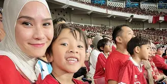 Banyak artis yang menyaksikan pertandingan Timnas Indonesaia lawan Argentina pada Senin (19/6) malam. Tampak Zaskia Adya Mecca dan suami memboyong anak-anaknya ke GBK untuk menyaksikan Timnas lawan juara dunia 2022 ini. [Instagram/zaskiadyamecca]