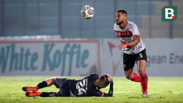 Foto: Derby Jatim, Arema FC Menang Dramatis atas Madura United di Pertandingan BRI Liga 1