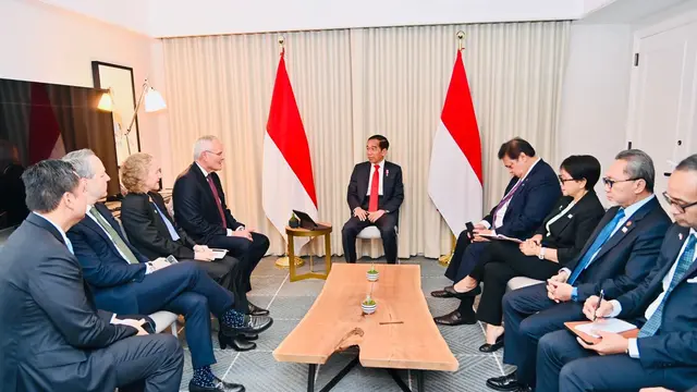 Presiden Joko Widodo (Jokowi) menerima Chairman Exxon Mobil Corporation Darren Woods di Hotel Four Seasons, San Francisco, Amerika Serikat, Rabu, 15 November 2023. Jokowi menyampaikan apresiasi kerja sama pembangunan kilang petrokimia hijau.