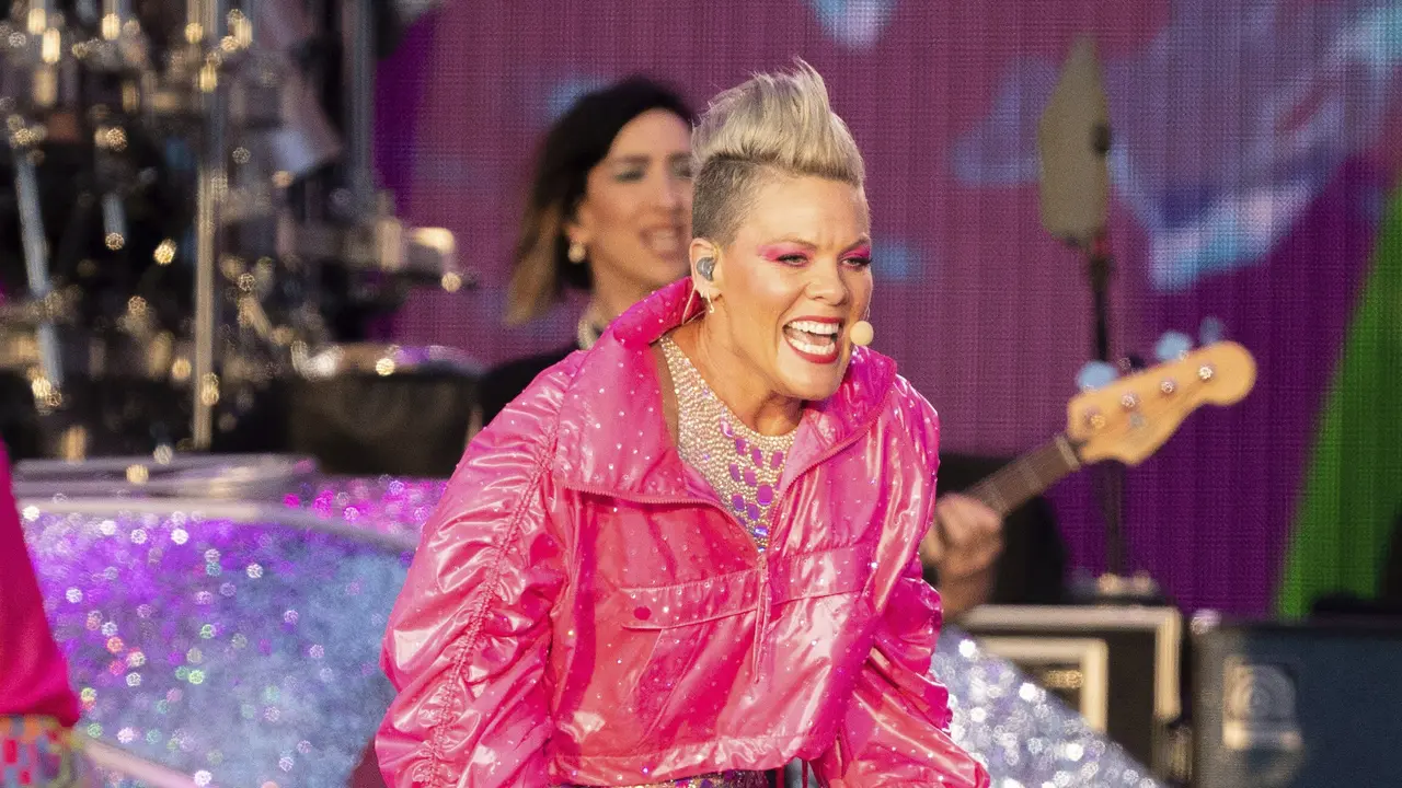 Pink dalam BST Hyde Park, London, 25 Juni 2023.  (James Manning/PA via AP)