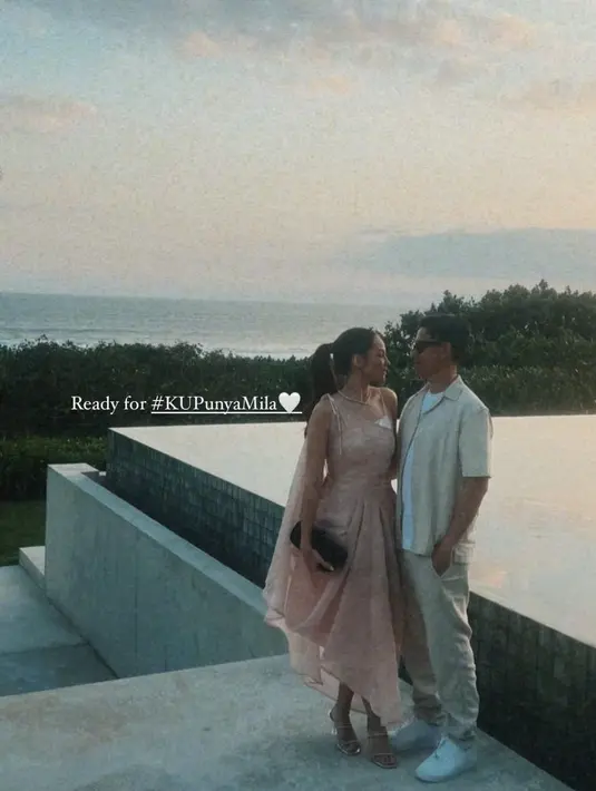 Enzy Storia tampil dengan dress organza warna pink dengan inner putih. @enzystoria.